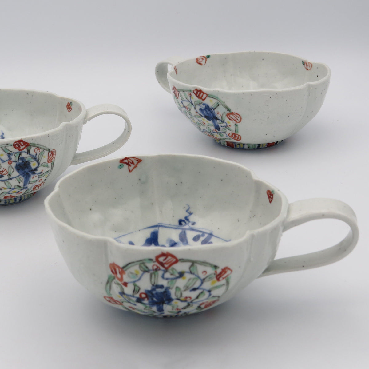 松尾貞一郎　色絵磁器五彩輪花花鳥のマグT-29